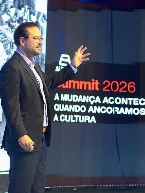 Palestrante conduzindo treinamento sobre inteligência artificial para equipe de RH em ambiente corporativo moderno.