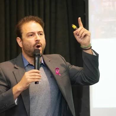 Palestrante conduzindo treinamento de liderança personalizado para executivos em ambiente corporativo moderno.